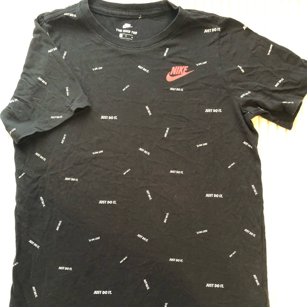 Boys Nike T shirt size large.